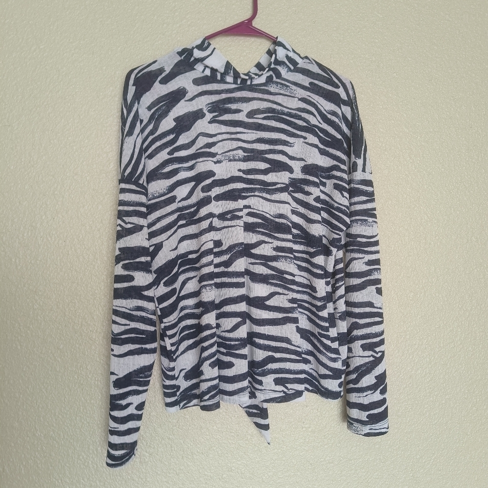 Nine west Top with navy blue and white animal print collar Long ties Medium Size
